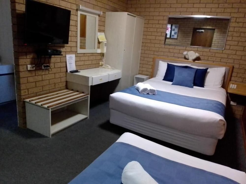 COUNTRY HOME MOTOR INN 8/28