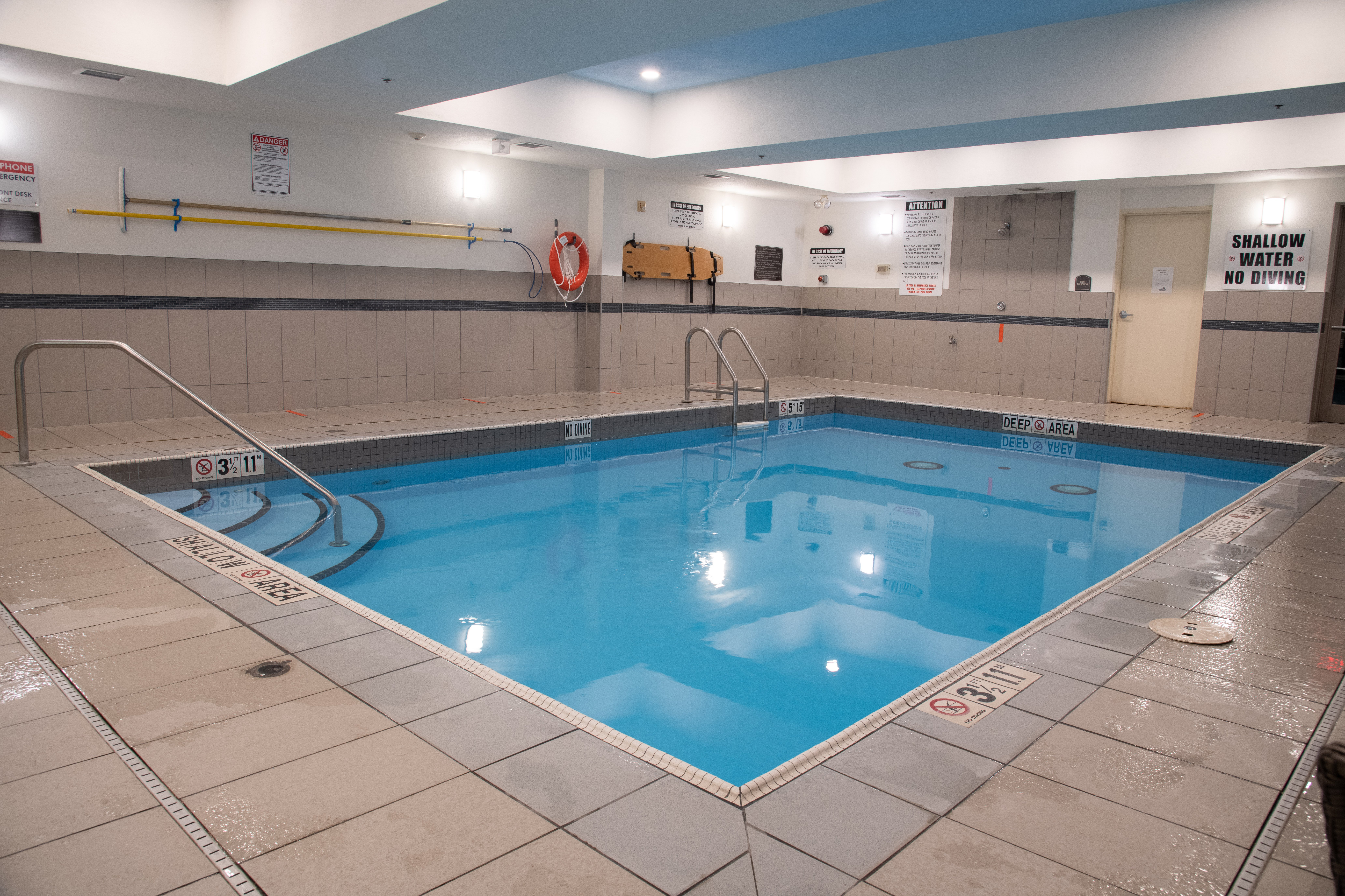 Holiday Inn Express Suites 36/66