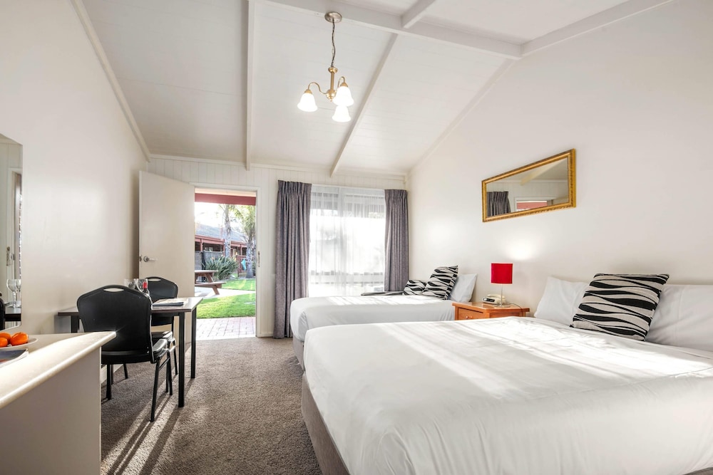 Courtyard, Twin Beds
