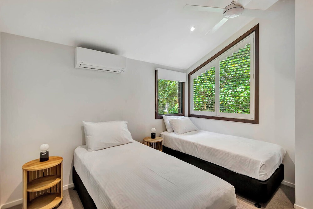 Tree House, Superior, King and Twin Beds, The Oasis Apartments and Treetop Houses 2/7