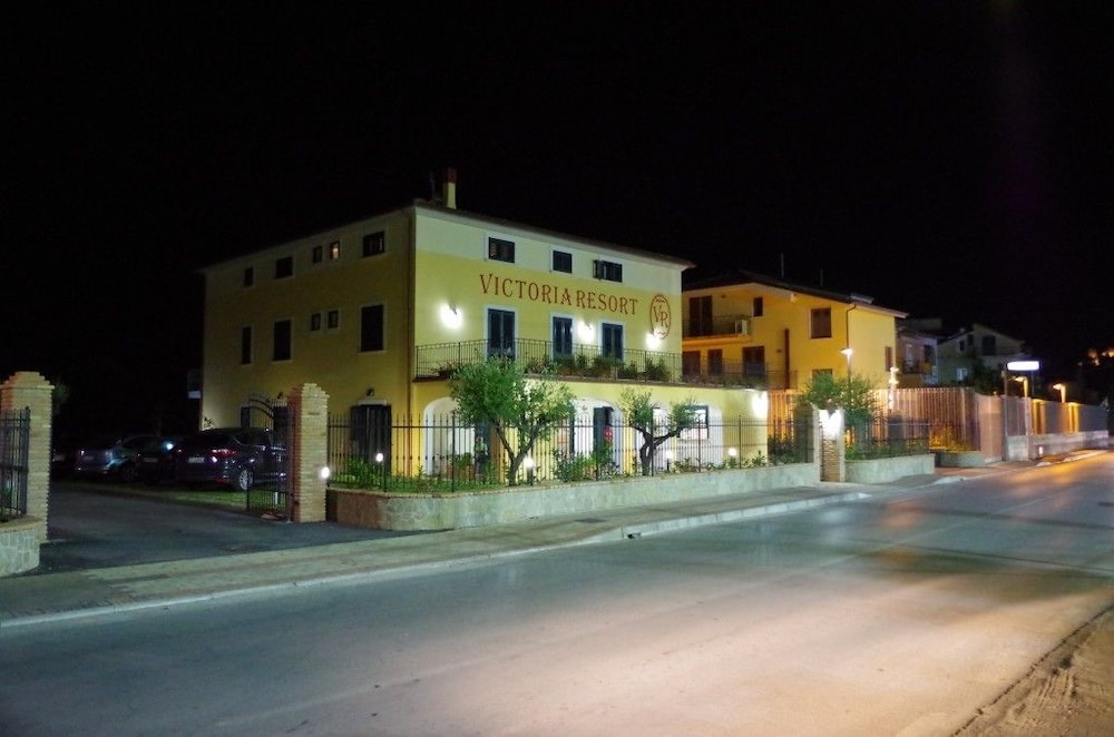 Victoria Resort 4/35