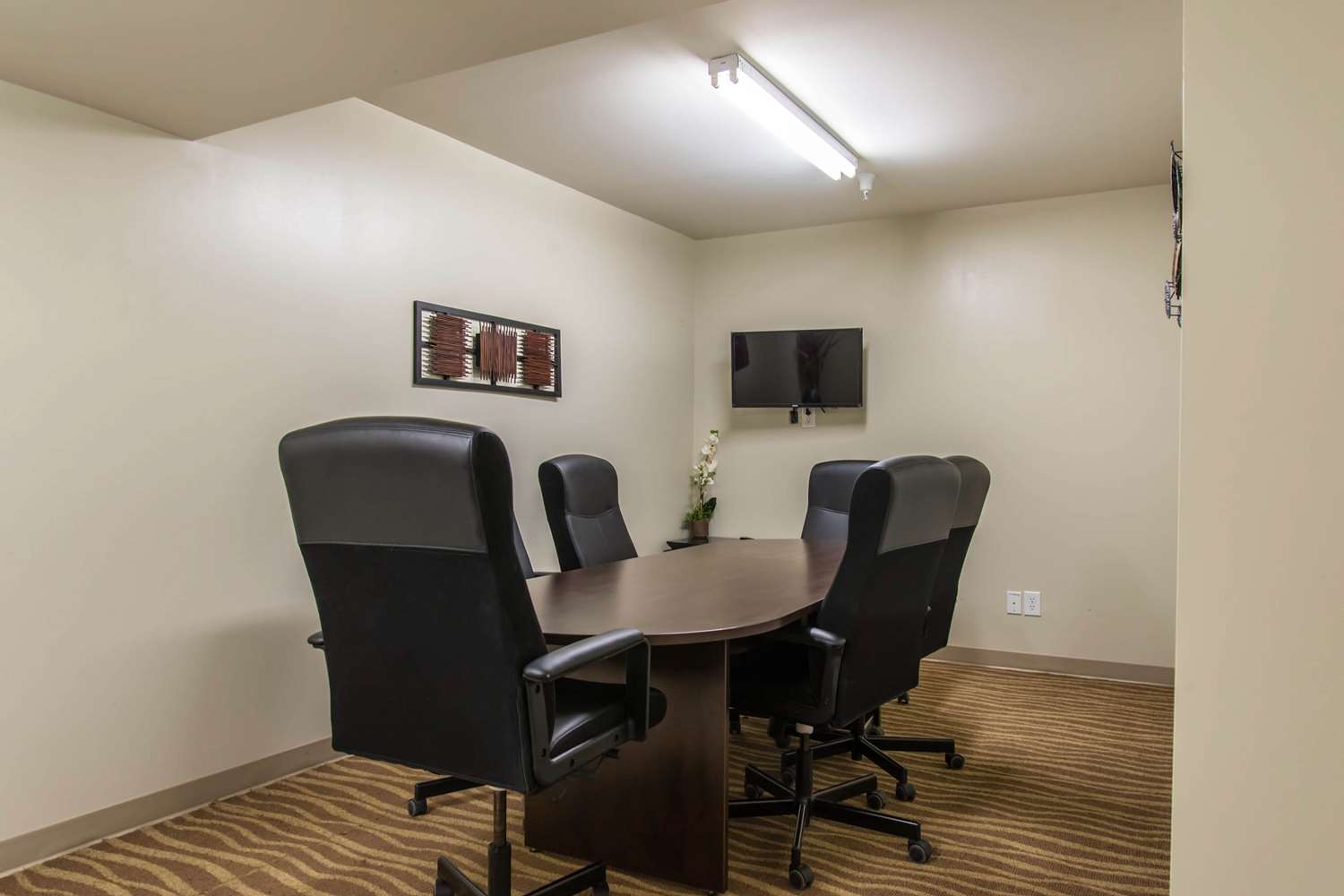 MainStay Suites Winnipeg Airport 34/39