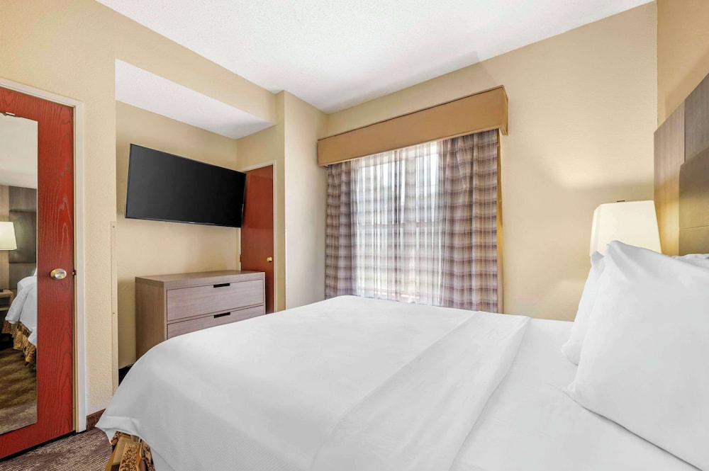 SUITE, QUEEN BED