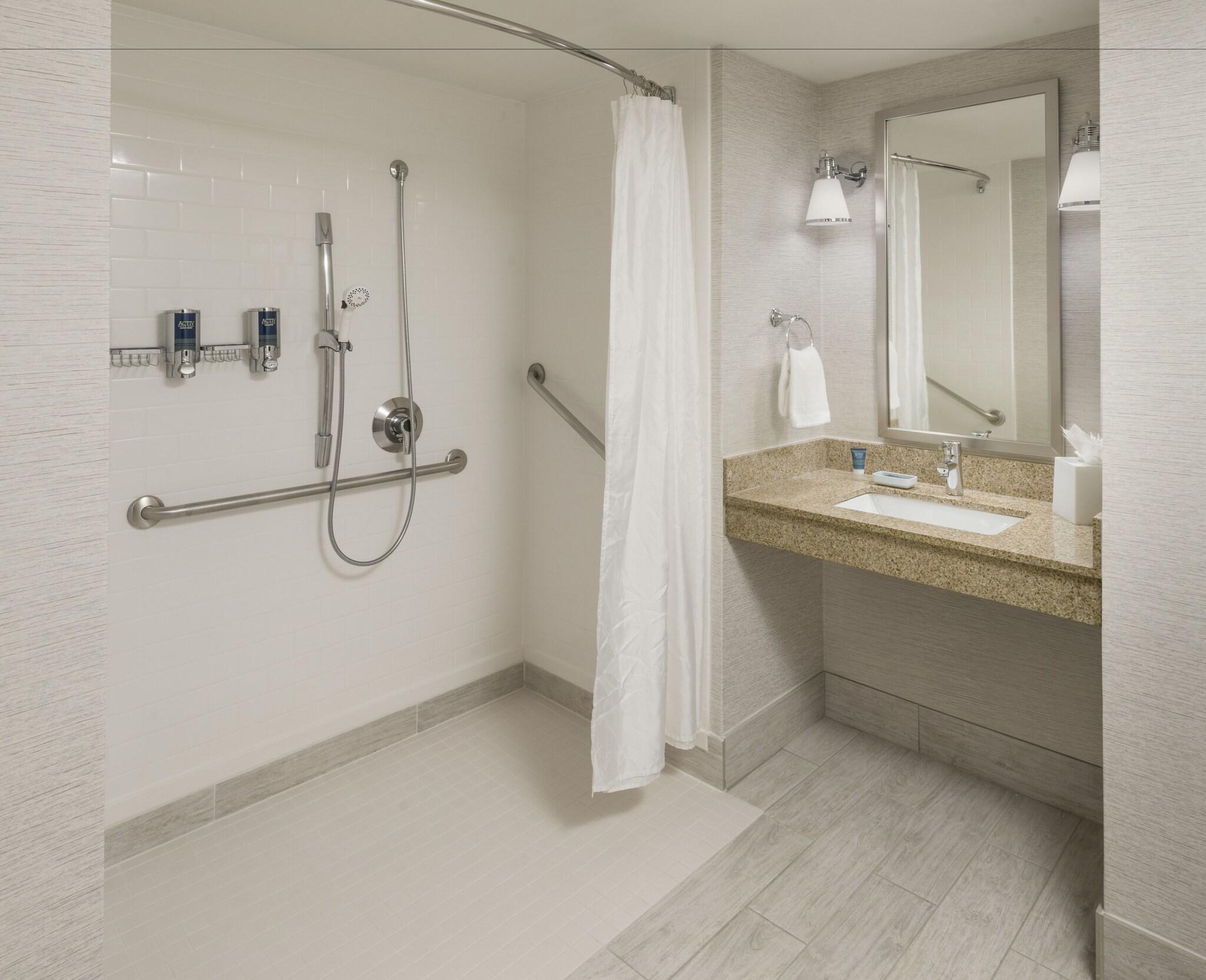 غرفة بسرير مزدوج لذوي الإعاقة، Four Points by Sheraton Boston Logan Airport Revere 3/5