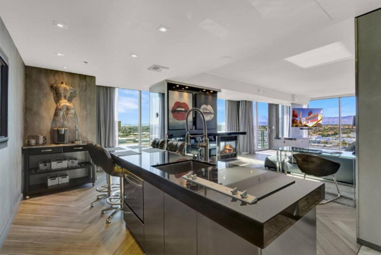 The Adele Palazzo Suite at Palms Place 3/23
