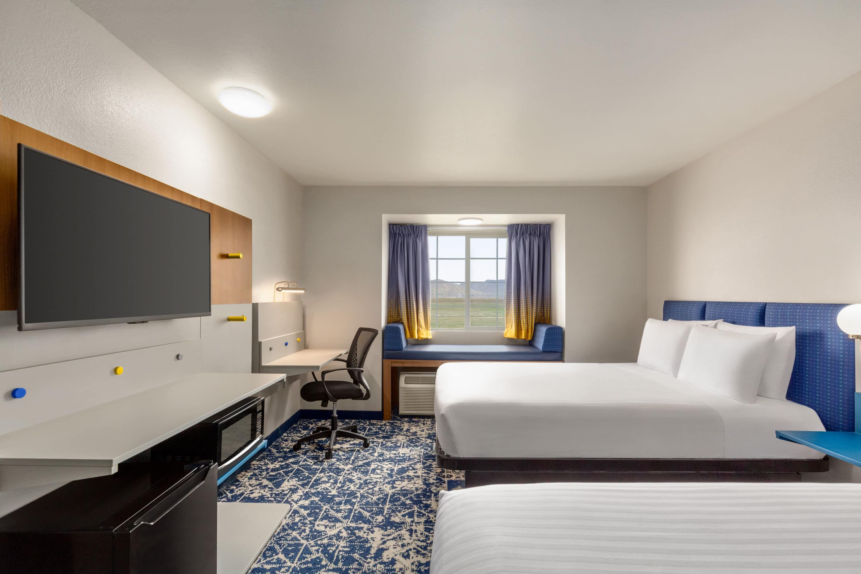 Deluxe, 2 Queen Beds, Mountain or Airport View