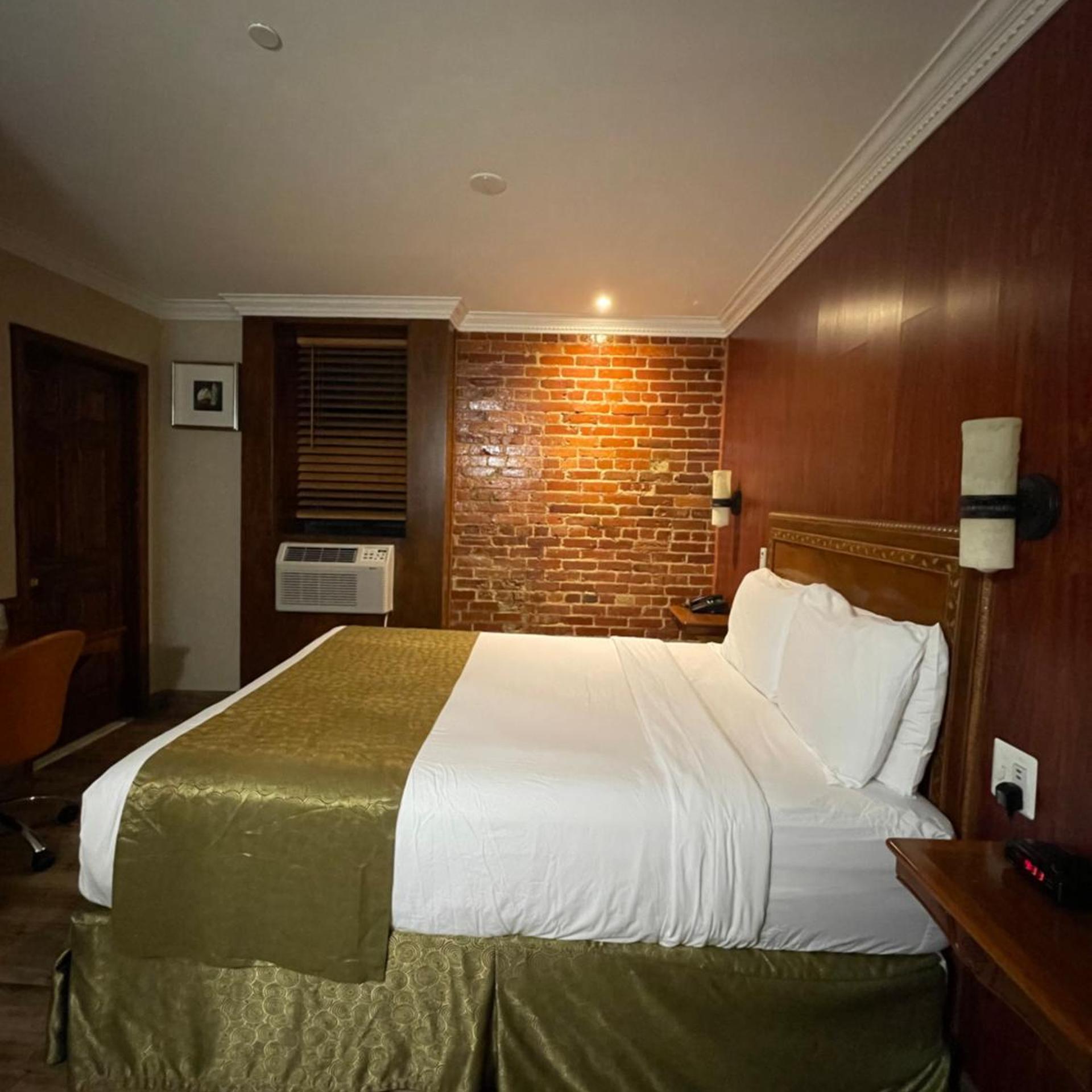Room, Queen Bed