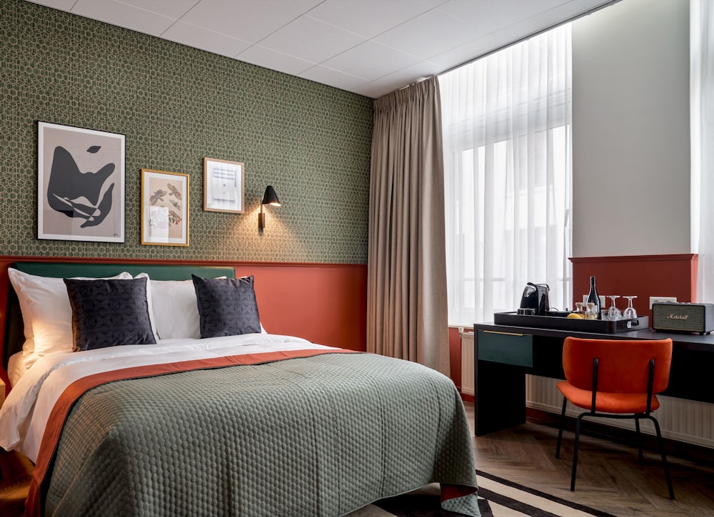 DELUXE, DOUBLE BED