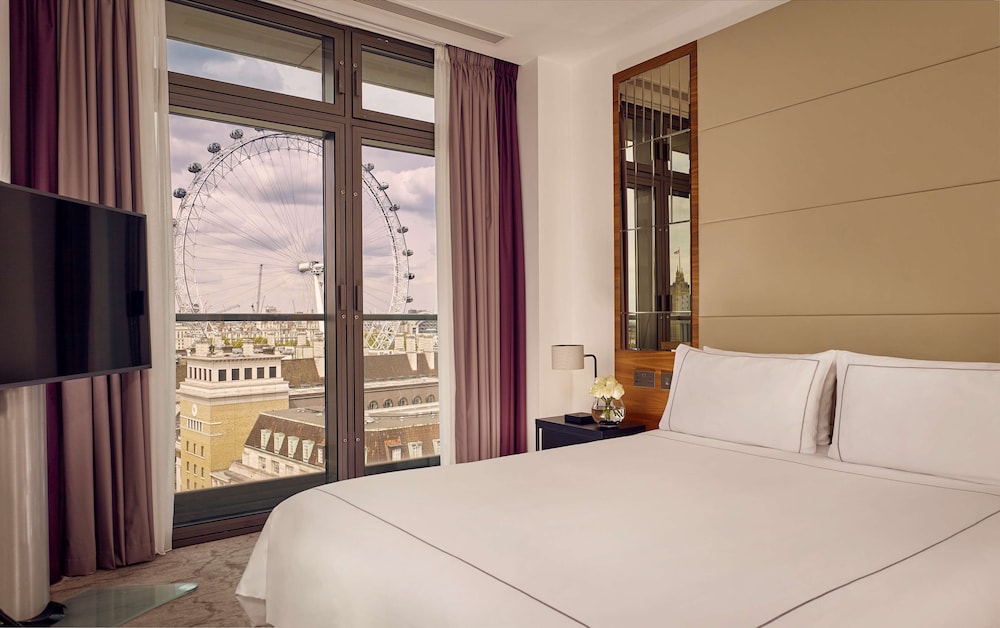 Junior Suite, Double Bed, London Eye View