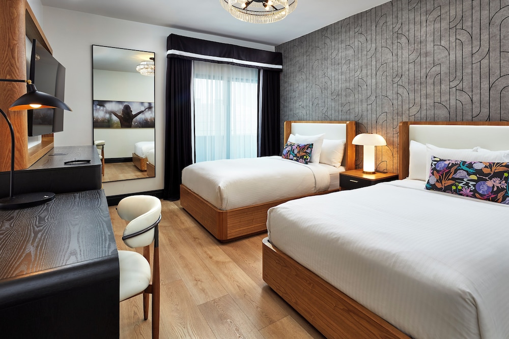 DELUXE, 2 DOUBLE BEDS