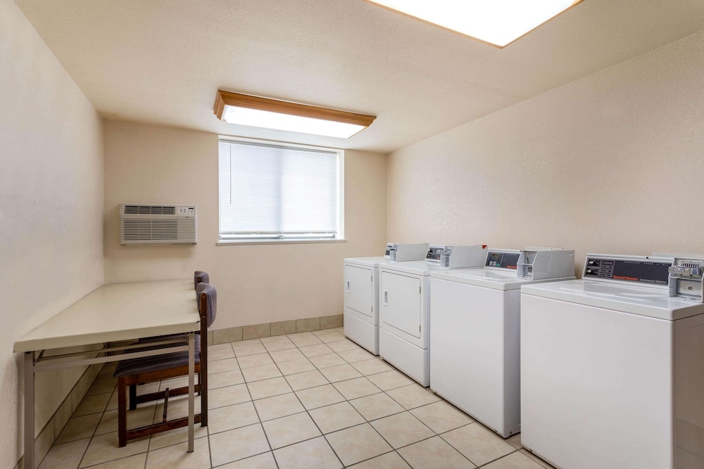 Super 8 By Wyndham Cheyenne Wy 18/32