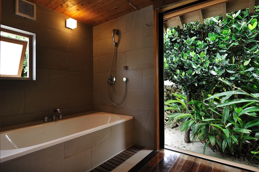 HOSHINOYA Taketomi Island 50/50