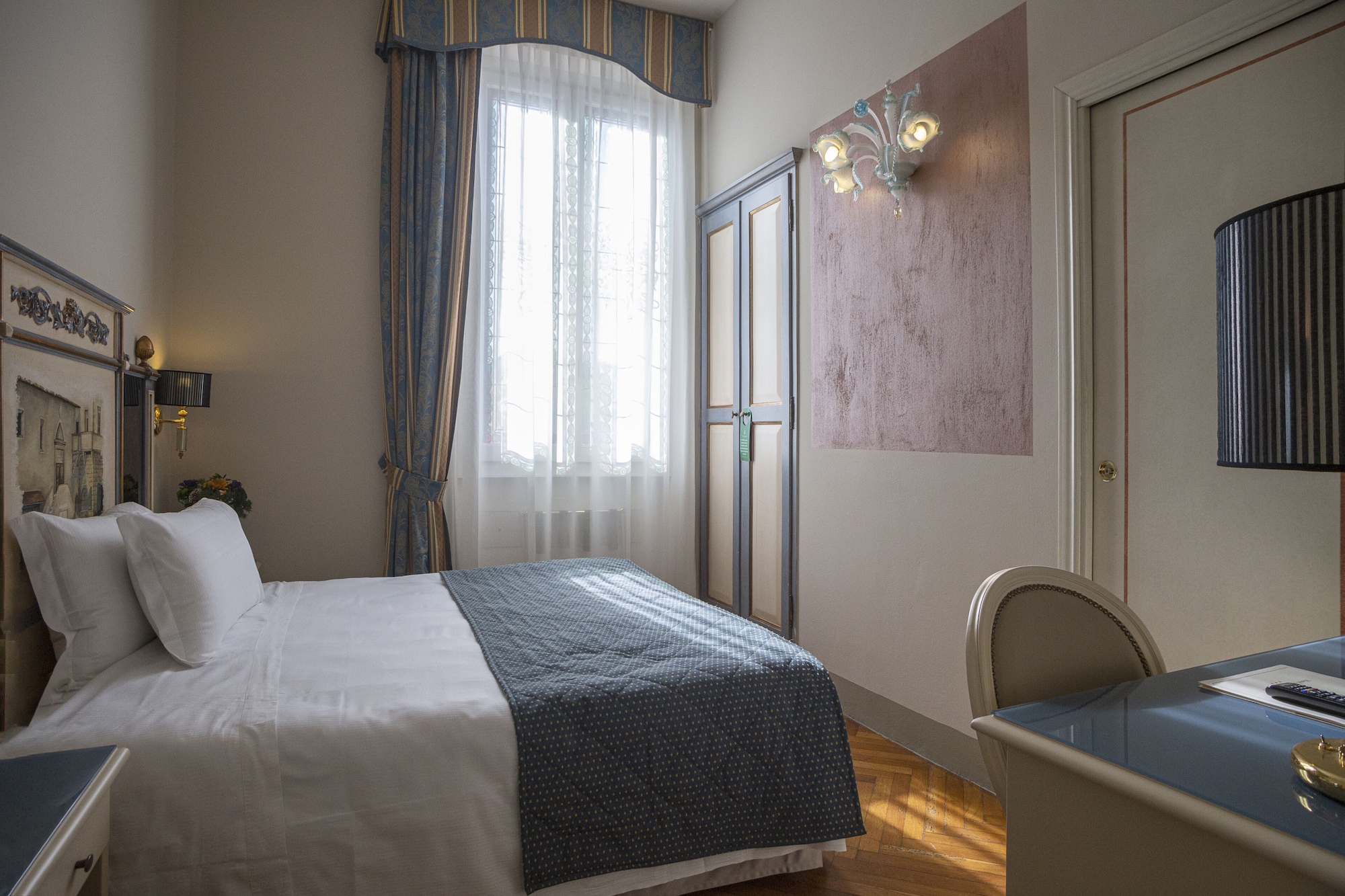 ROOM, SINGLE