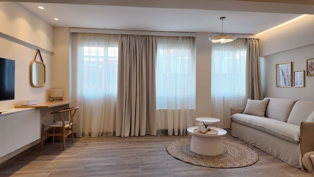 Euphoria Apartments 36/56