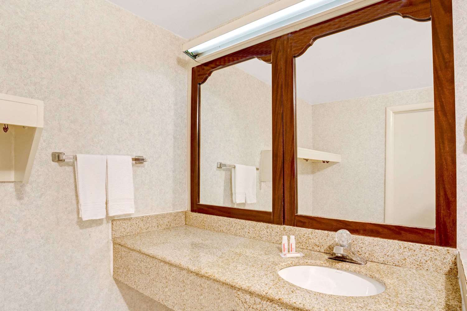 Super 8 By Wyndham Fredericksburg 23/28