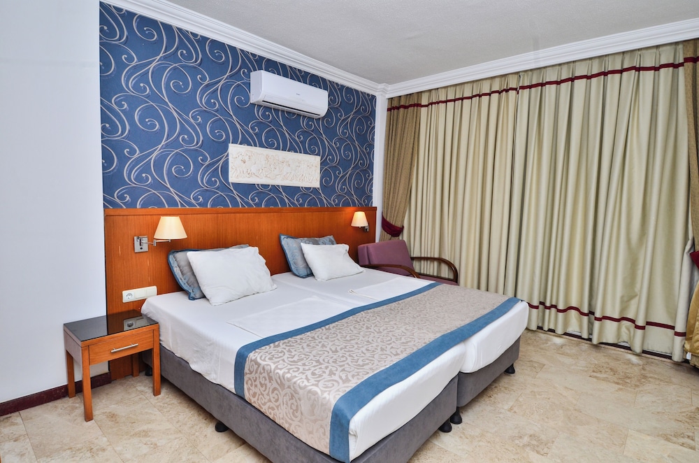 Tropic Hotel Side 15/51