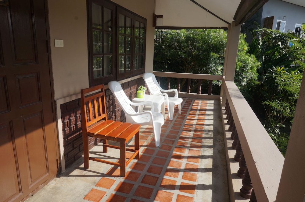 Kata Beachwalk Hotel And Bungalows 8/74