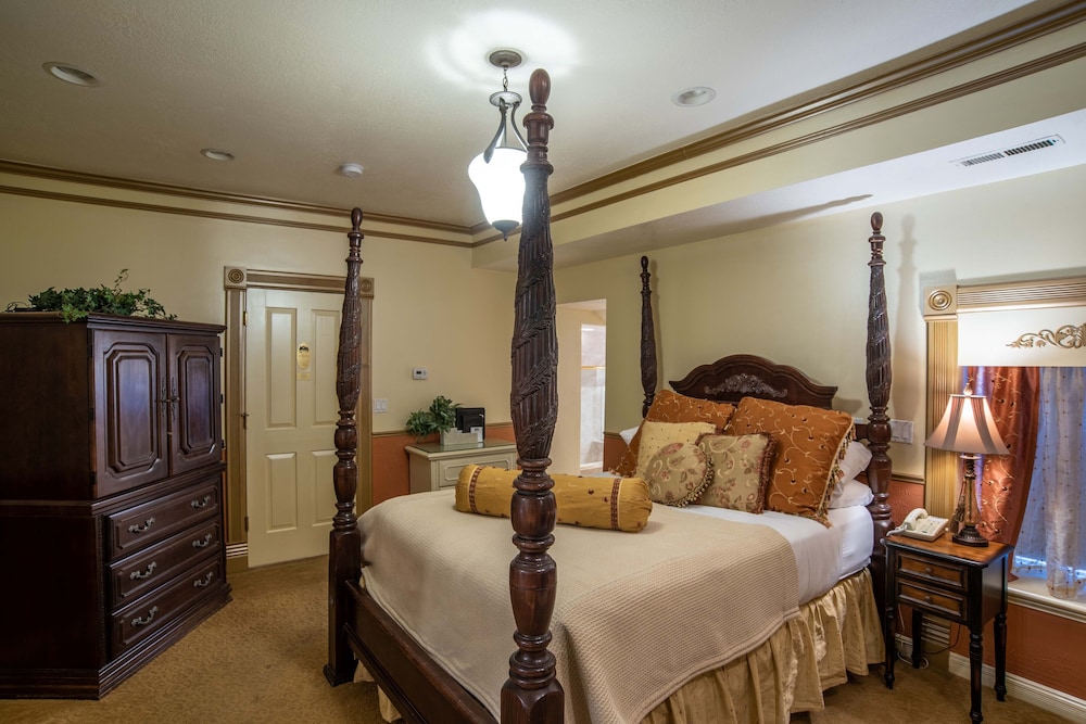 Grand, Manor, Queen Bed