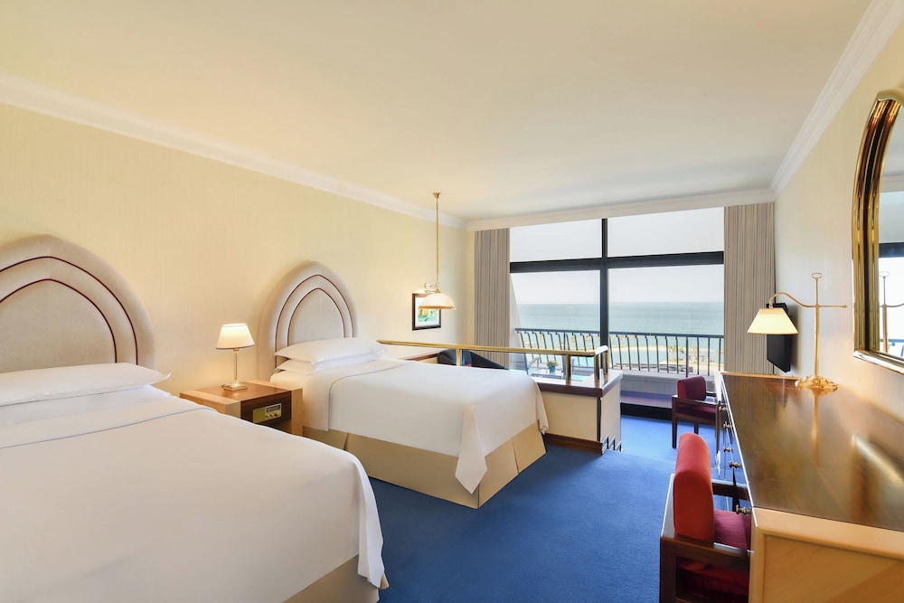 غرفة ديلوكس بسريرين منفصلين بإطلالة على البحر بشرفة للمدخنين، Sheraton Grand Doha Resort & Convention Hotel 2/4