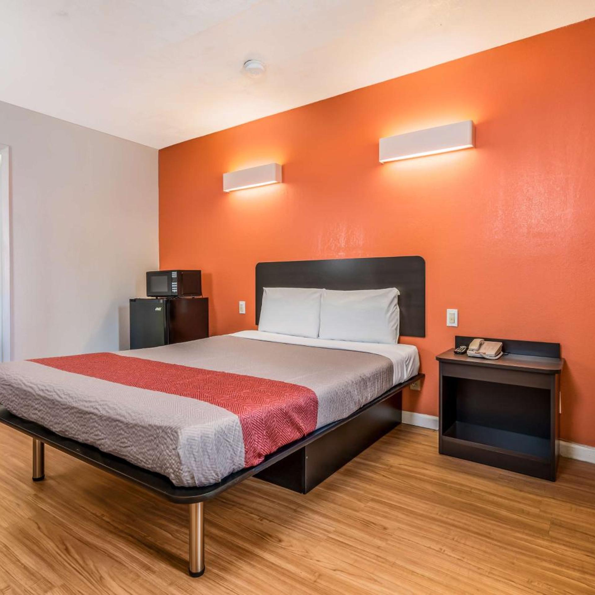1 King Bed Non-Smoking, Micfridge