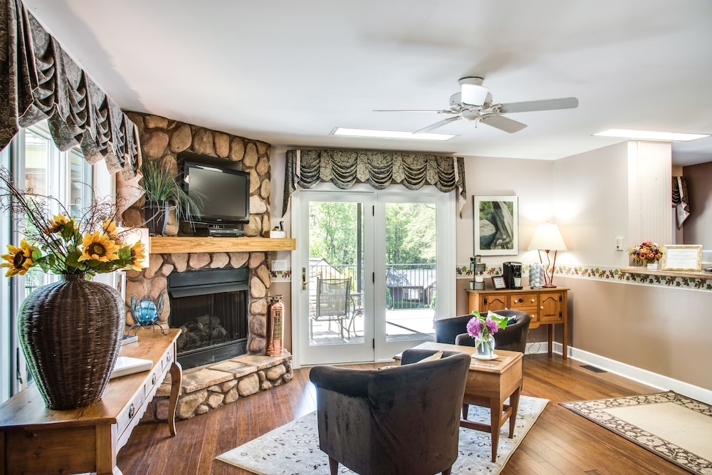 Boxwood Lodge Blowing Rock near Boone-University 56/76