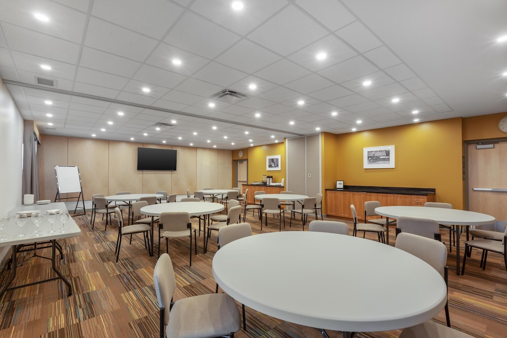 Best Western Plus Kawartha Lakes Hotel & Suites 36/52