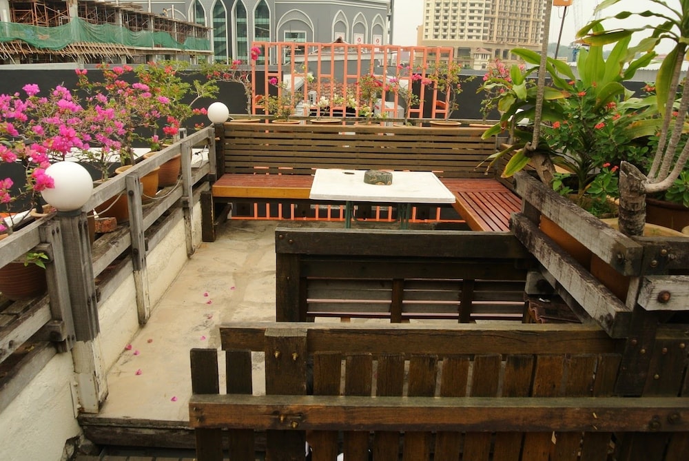 Johan Travellers Lodge 6/42