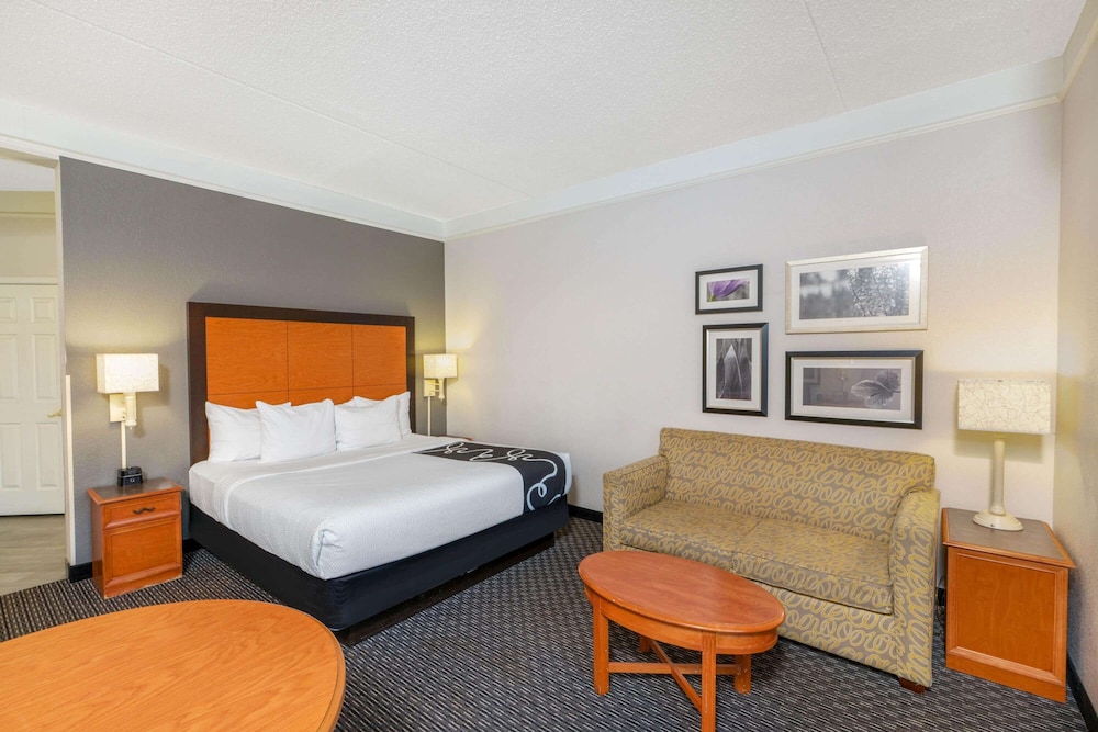 La Quinta Inn Suites Pueblo 19/48