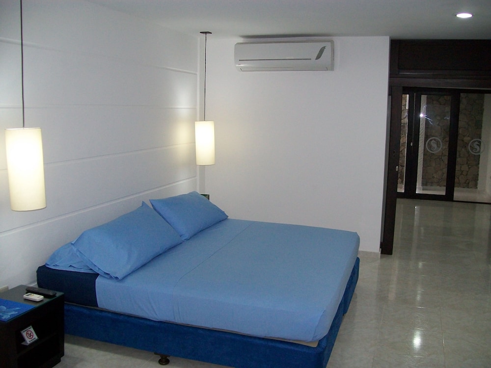Santorini Hotel And Resort 68/87