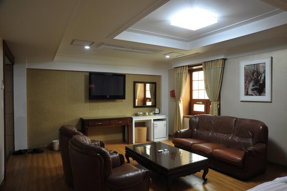 Palace Tourist Hotel 25/29