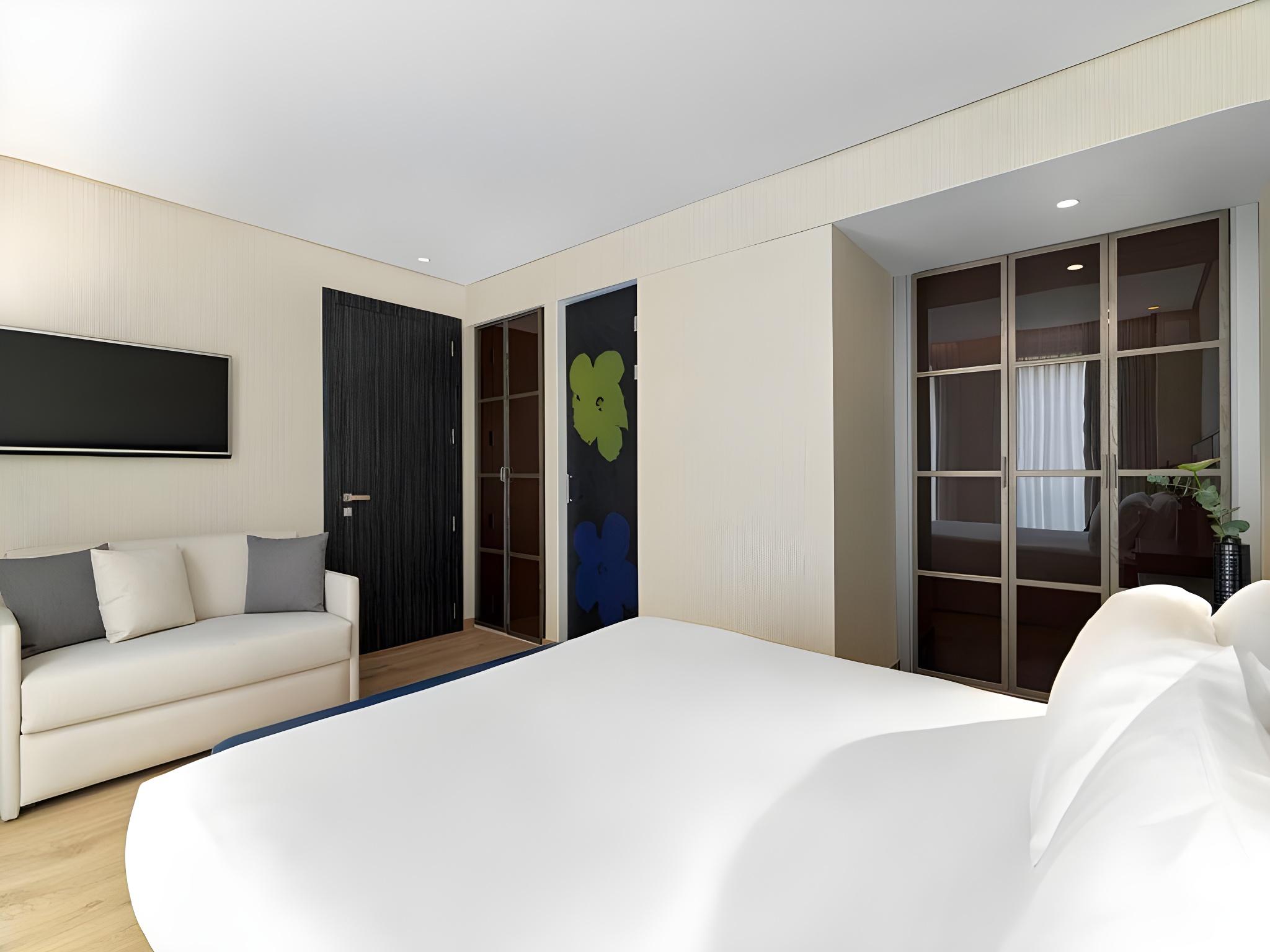 Atrium, Superior, Queen Bed