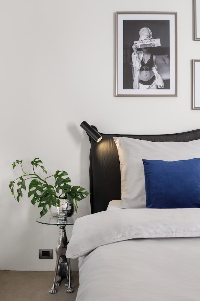 Coco Chanel Boutique Apartment 10/50