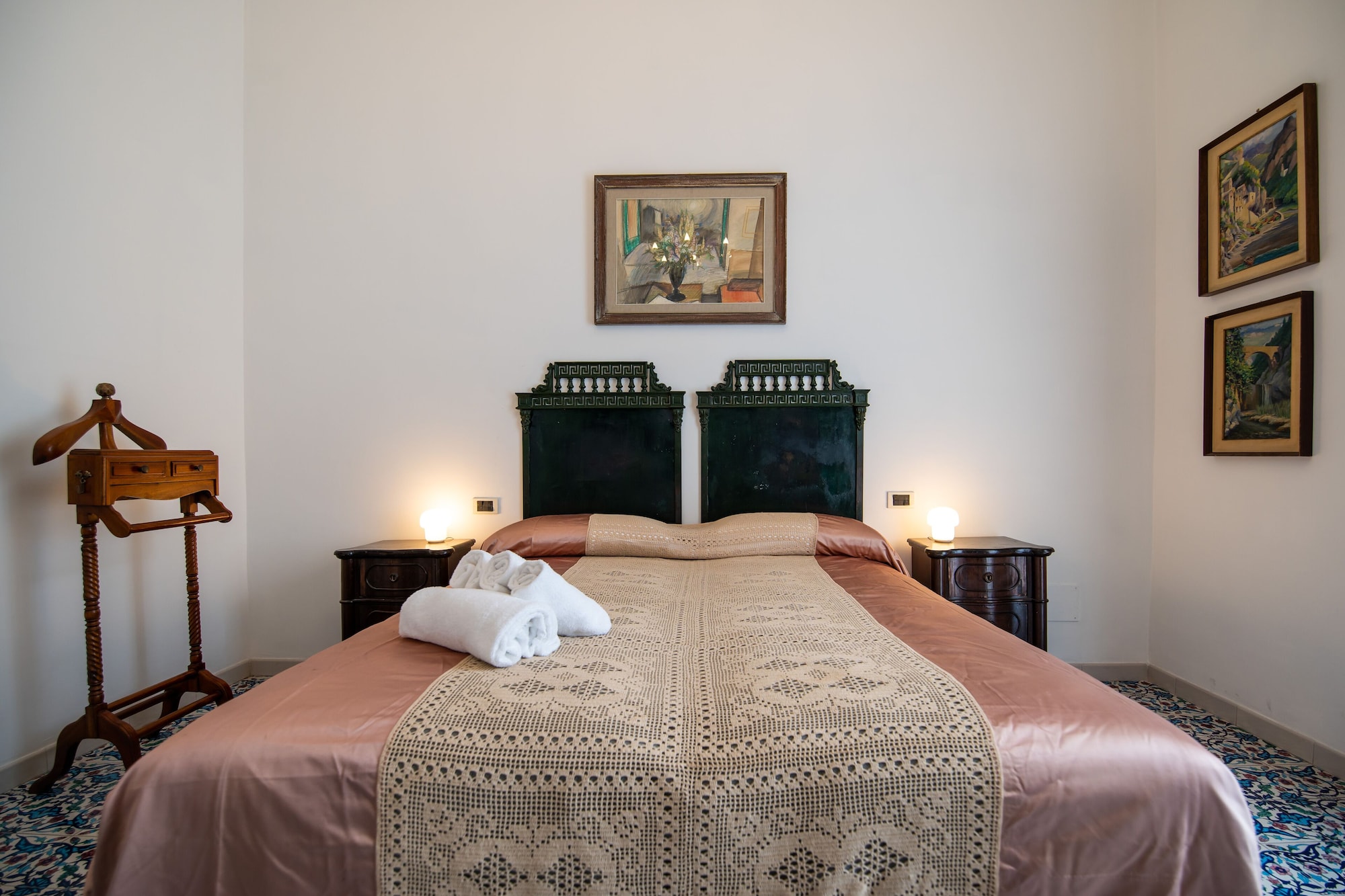 TRADITIONAL, QUEEN BED