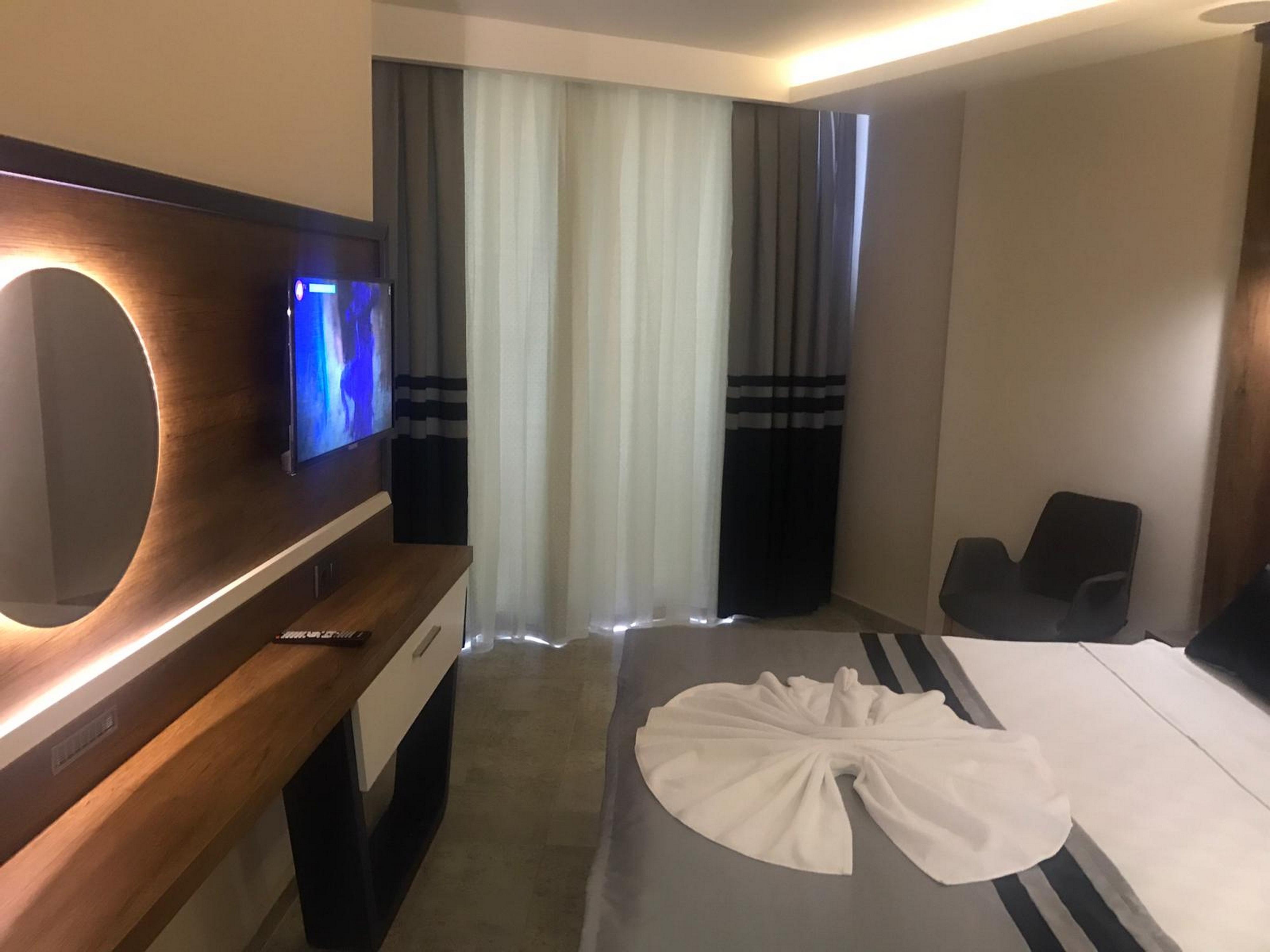 Standard, Double Bed, Side Sea View, Balcony