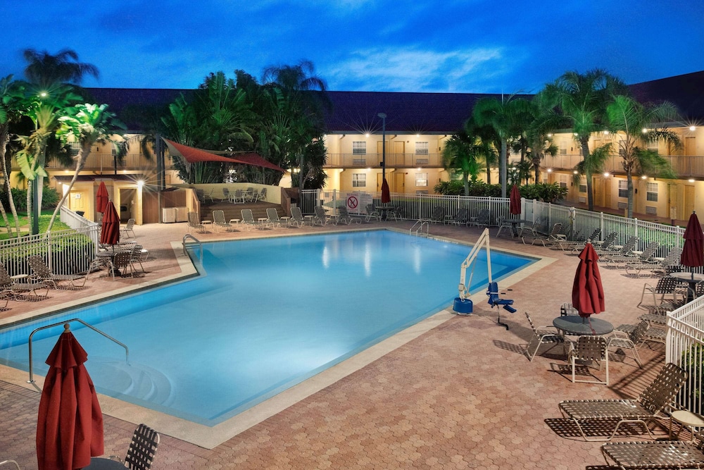 La Quinta Inn By Wyndham Cocoa Beach Port Canaveral in COCOA BEACH - FL