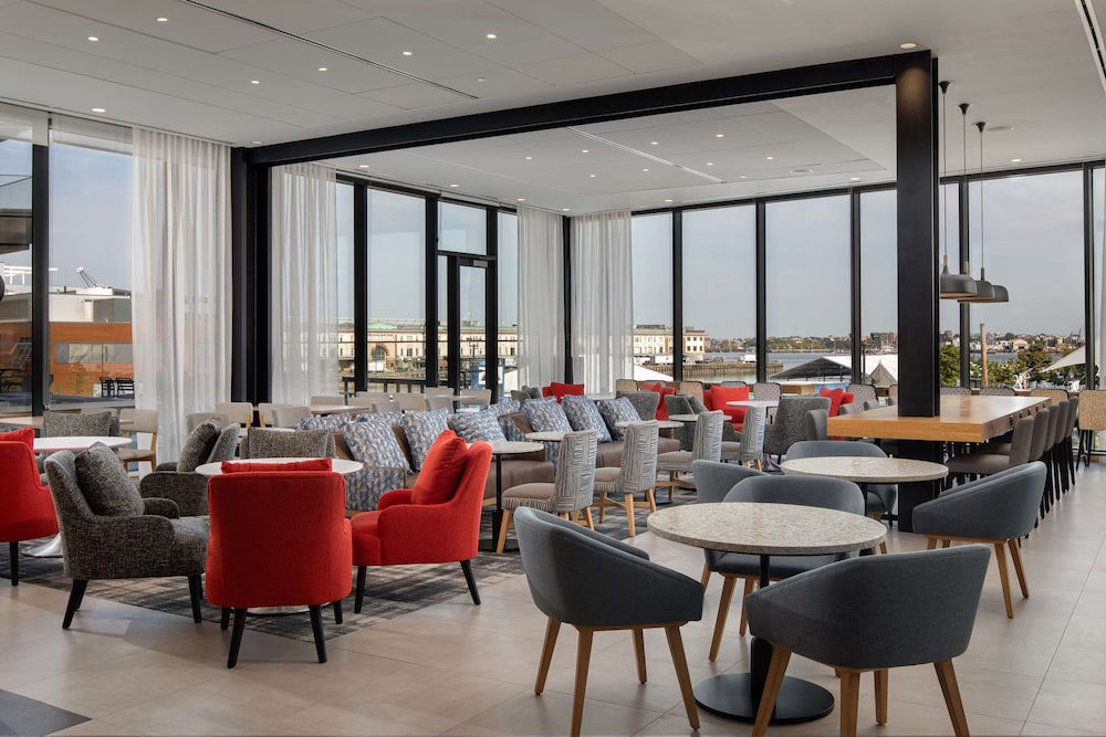 Hyatt Place Boston Seaport District 30/47