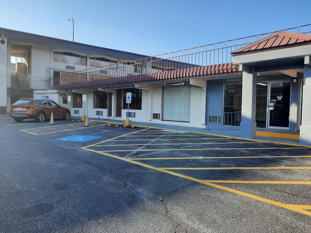 Americas Best Value Inn Moline 32/41
