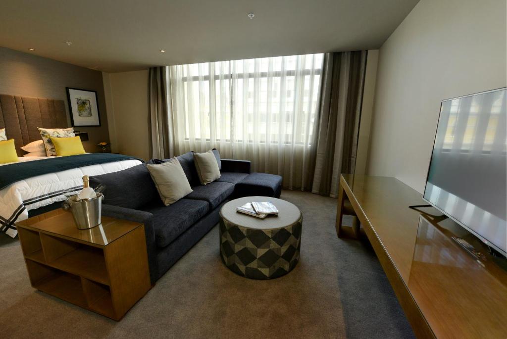 EXECUTIVE, SUITE