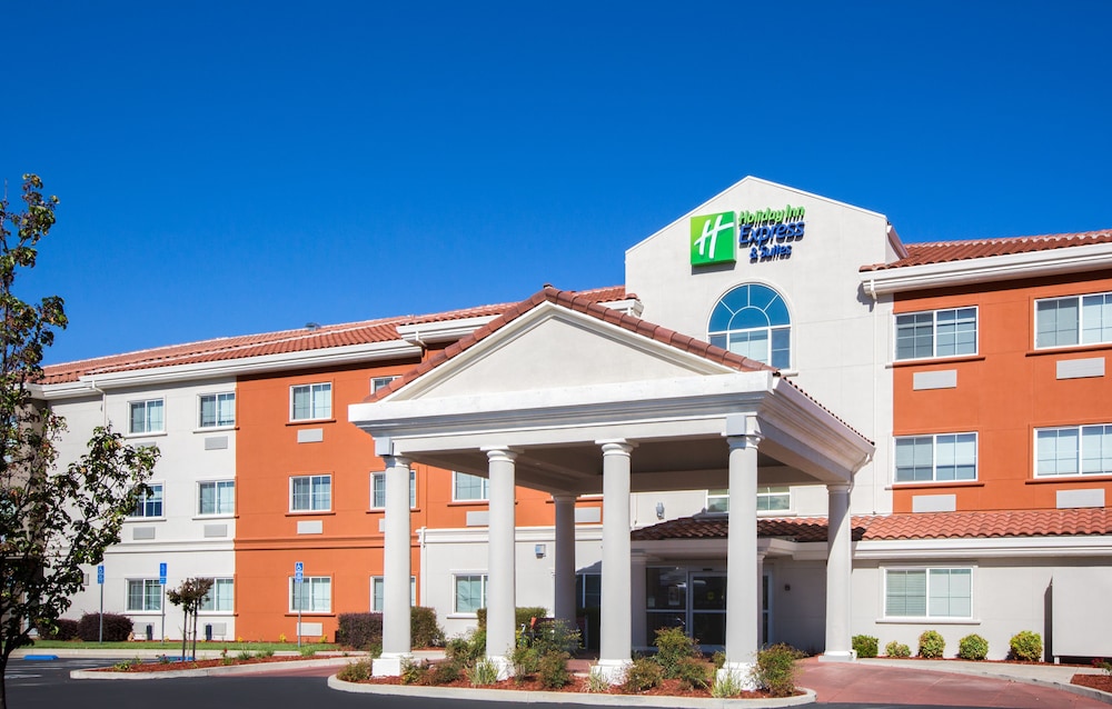 Holiday Inn Express Suites Oroville Lake 1/60