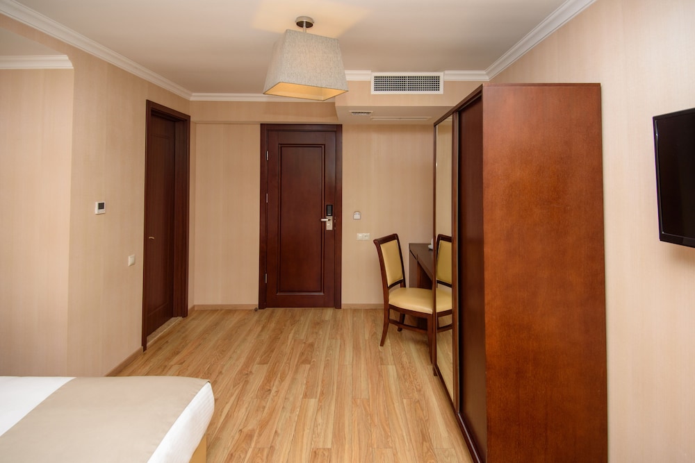 KMM Hotel Tbilisi 12/65