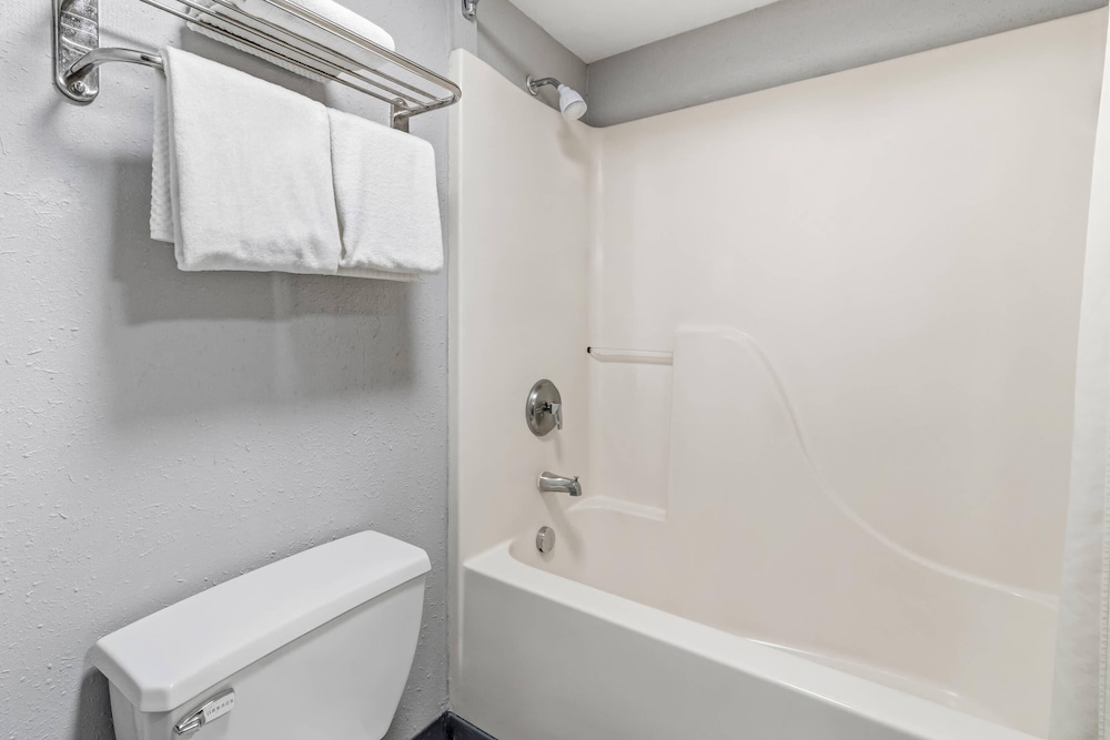 Quality Inn & Suites Gibsonia - Pittsburgh North PA 68/68