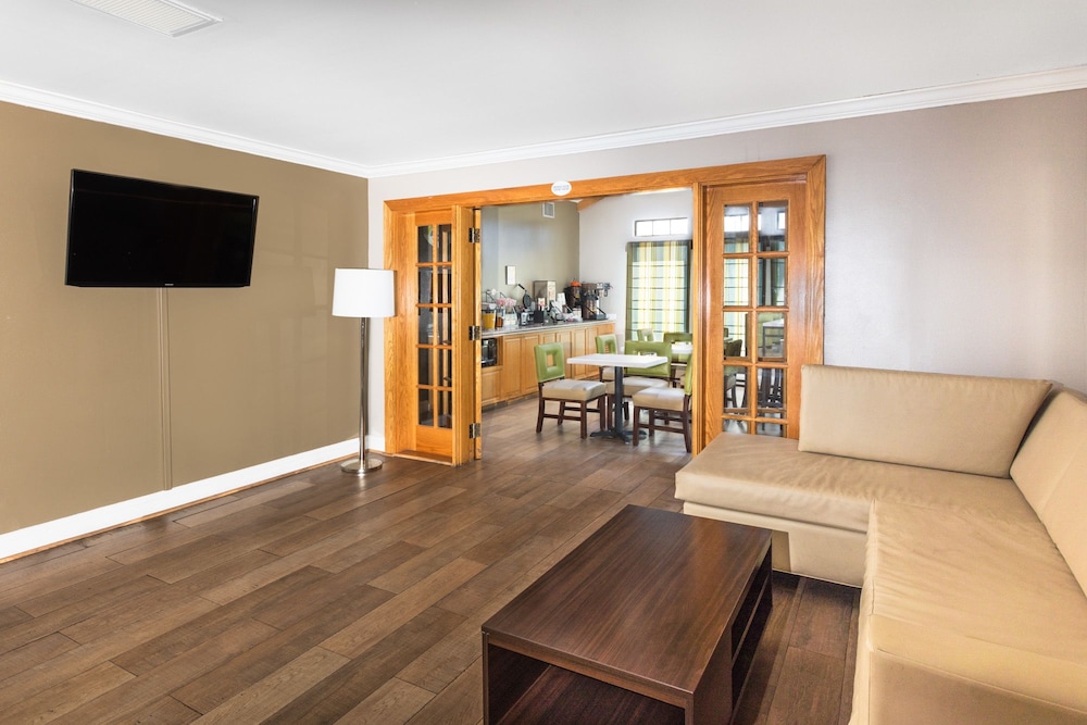 Studio6 Suites Opelousas, LA 33/55