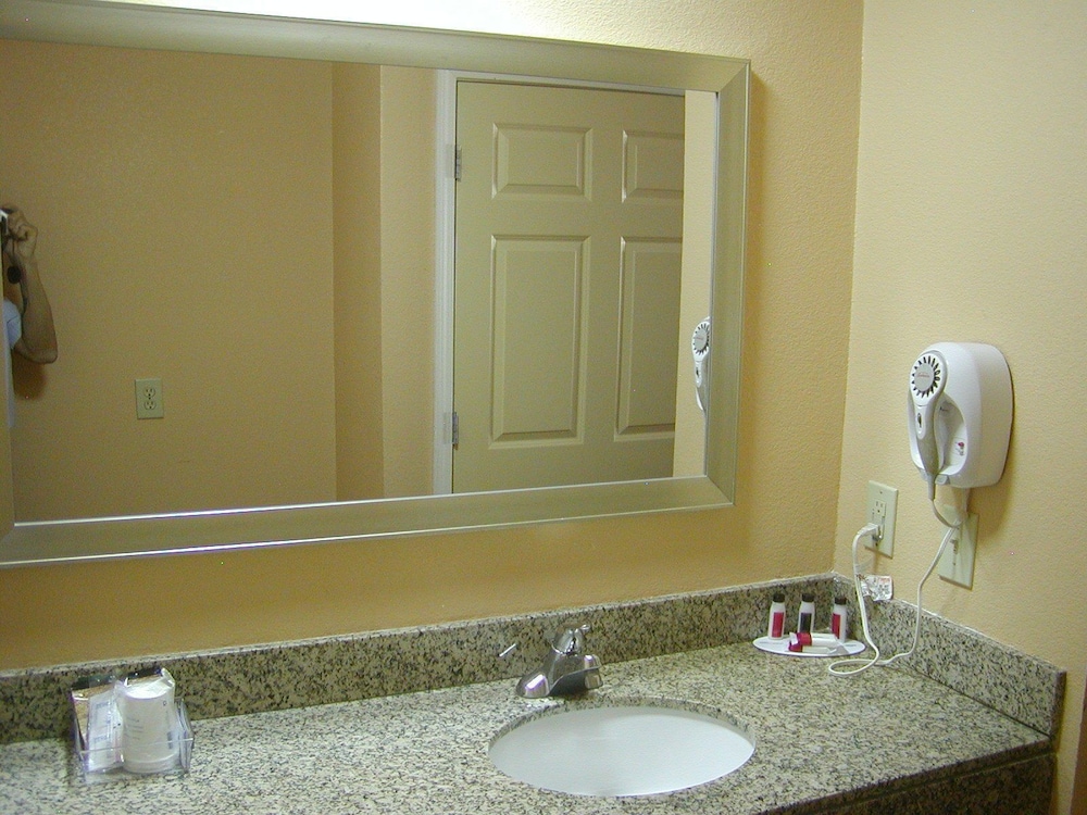 Days Inn by Wyndham Marietta White Water 18/21