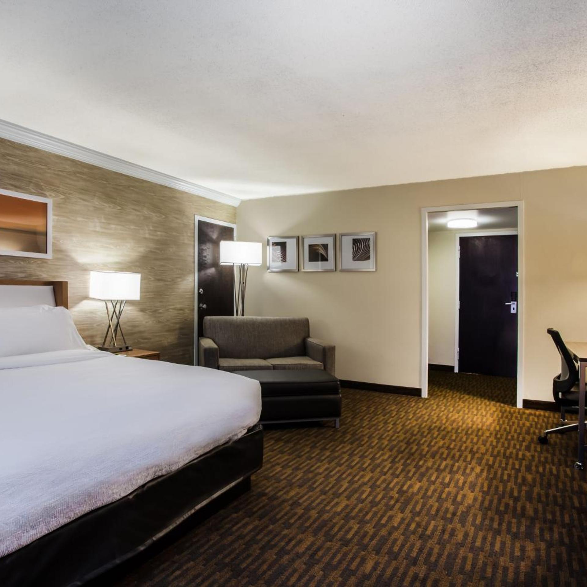 Suite, King Bed, Hot Tub, Holiday Inn Saratoga Springs 3/9