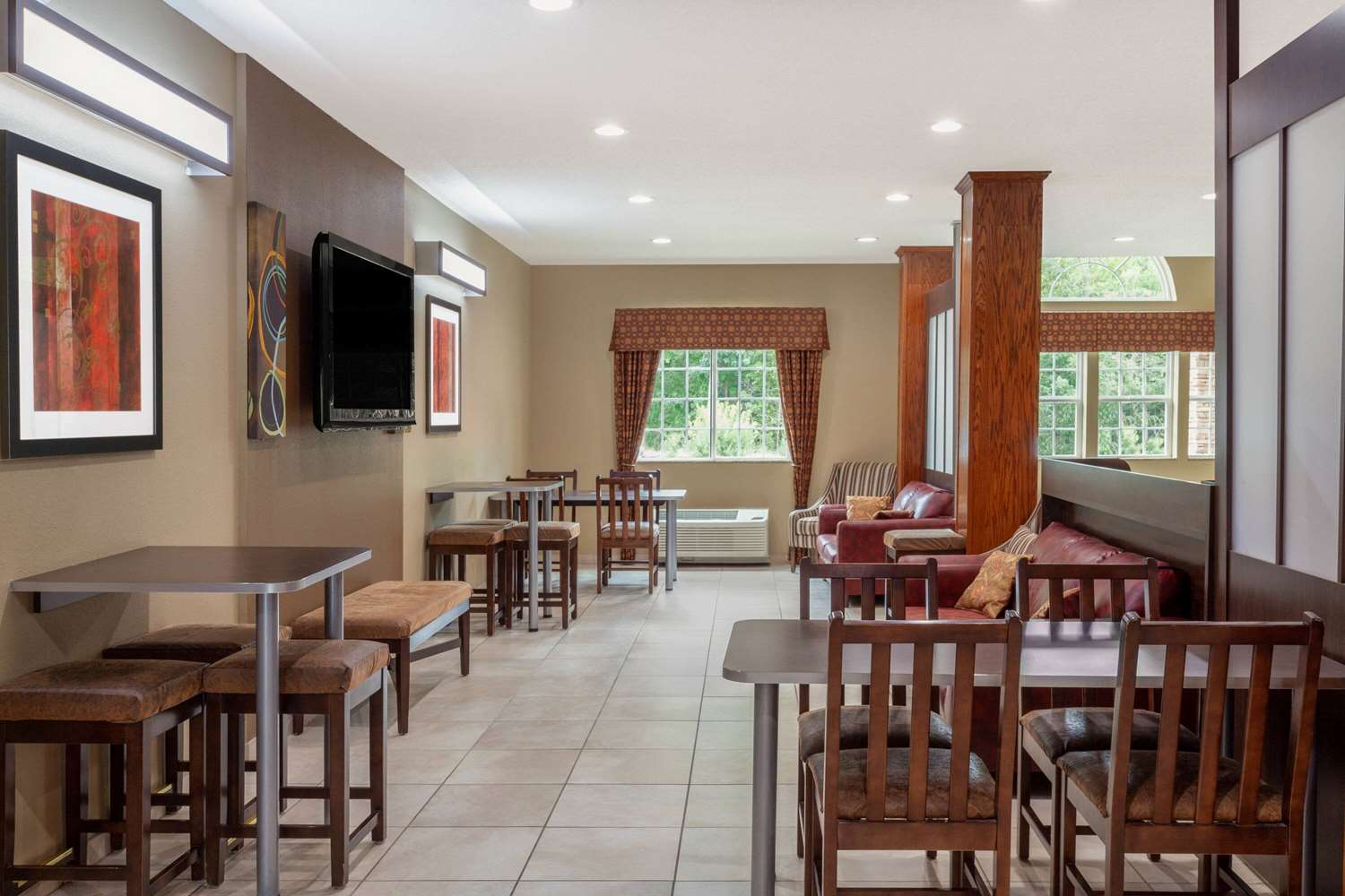 MICROTEL INN & SUITES BY WYNDHAM COLUMBIA/AT FORT JACKSON 27/34