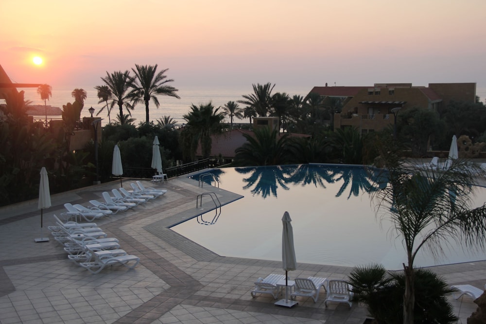 GOLDEN TULIP JIYEH MARINA RESORT 47/50