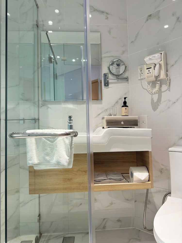 Adora Mira Hotel (formerly Ramada Encore By Wyndham Saigon D1) 48/50