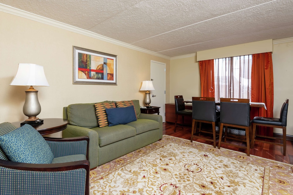Doubletree By Hilton Hotel Grand Rapids Airport 17/53