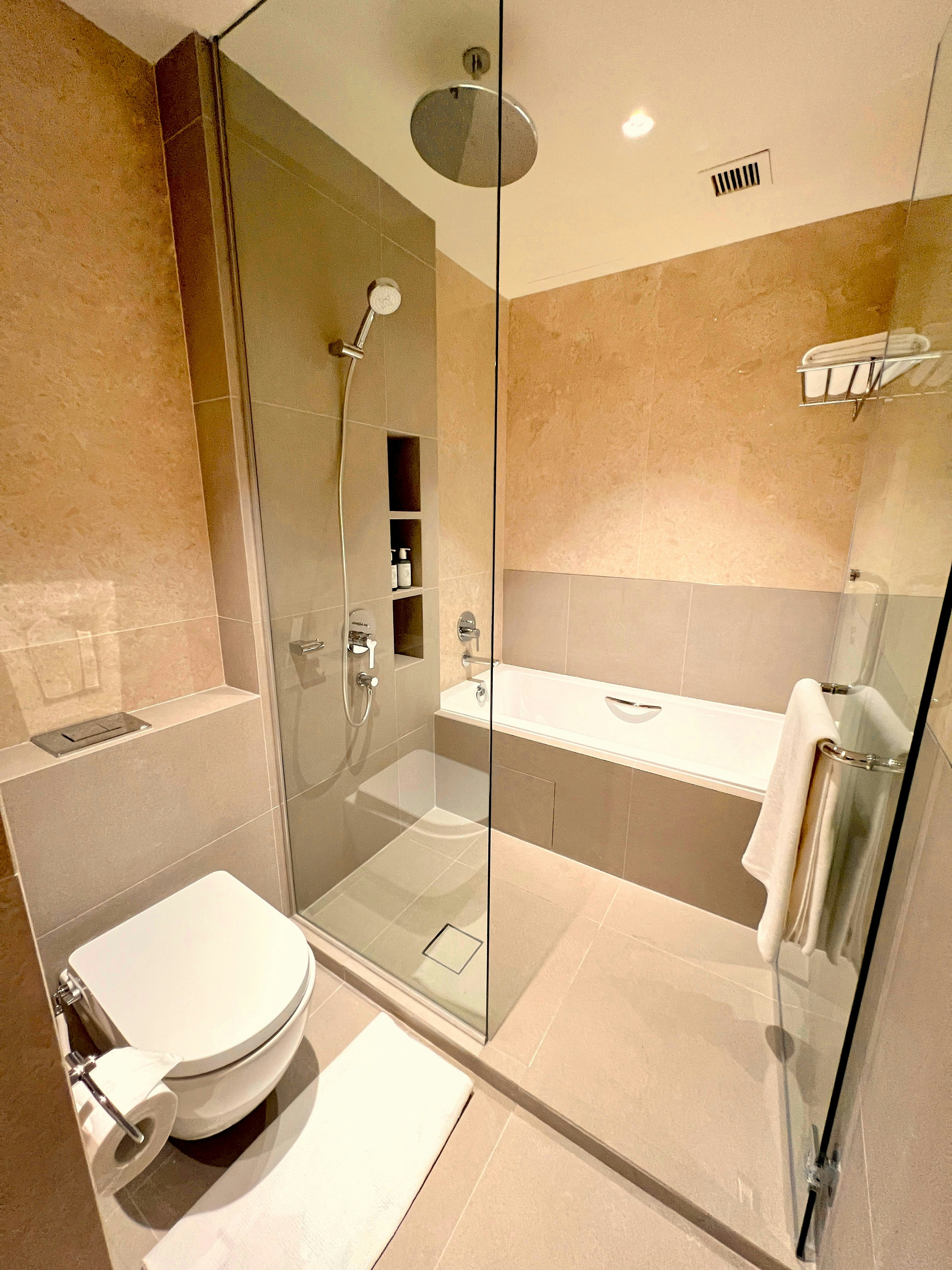TREETOPS EXECUTIVE RESIDENCES 69/71