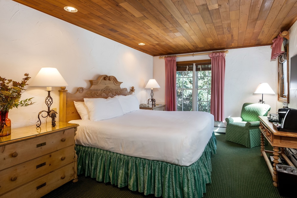 Room, King Bed, Village View